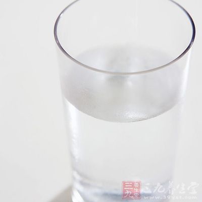 睡前半小時再喝100ml左右的溫開水比喝蜂蜜水更加健康 睡前半小時再喝100ml左右的溫開水比喝蜂蜜水更加健康