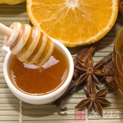 將蜂蜜拌在涼菜中或加入礦泉水 將蜂蜜拌在涼菜中或加入礦泉水