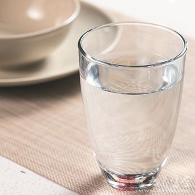 早上喝淡鹽水可以稀釋一覺起來很粘稠的血液 早上喝淡鹽水可以稀釋一覺起來很粘稠的血液