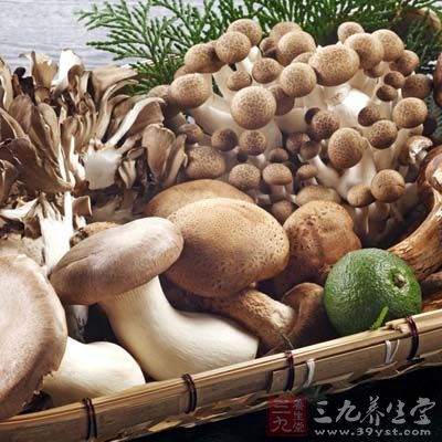 推薦食用各種蘑菇、木耳、紫菜、海帶、裙帶菜等菌藻類食物