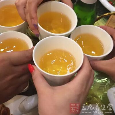 晚飯應當少飲酒