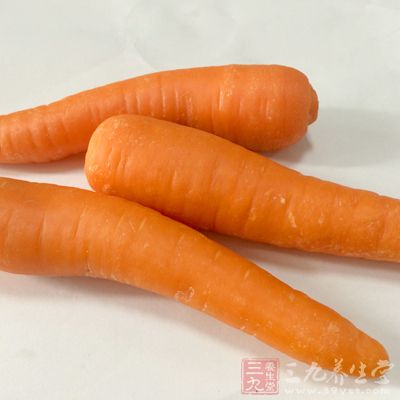 可以吃些胡蘿卜等富含維A的食物來保護眼睛