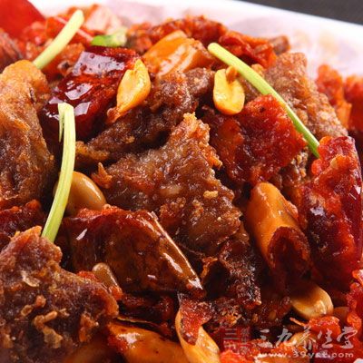 牛肉的膽固醇含量雖然和羊肉、豬肉差不多,但其所含熱量要遠遠低於豬肉和羊肉 牛肉的膽固醇含量雖然和羊肉、豬肉差不多,但其所含熱量要遠遠低於豬肉和羊肉