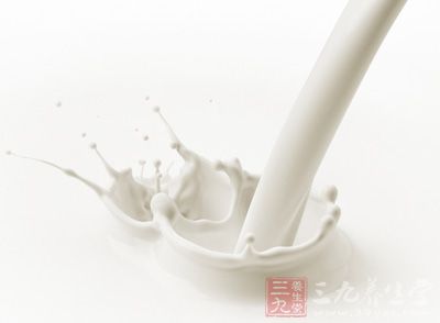 牛奶中含有豐富的蛋白質和礦物質