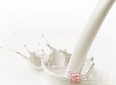 喝牛奶是很簡單的,但是有些人卻是不可以喝牛奶的 喝牛奶是很簡單的,但是有些人卻是不可以喝牛奶的
