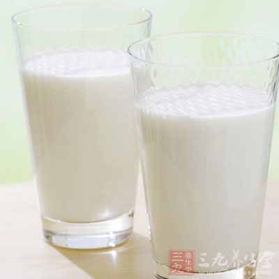 飲用牛奶是人體補鈣的最佳方式,喝任何飲料都不能與之相比 飲用牛奶是人體補鈣的最佳方式,喝任何飲料都不能與之相比