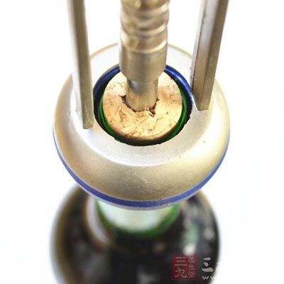 夏日時節，很多人在飯前會過量喝冰鎮啤酒