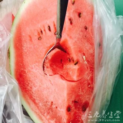 選擇清涼去熱的食物，可以選擇西瓜