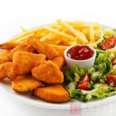 油炸食物脂肪含量多,不易消化,常吃油炸食物會引起消化不良 油炸食物脂肪含量多,不易消化,常吃油炸食物會引起消化不良