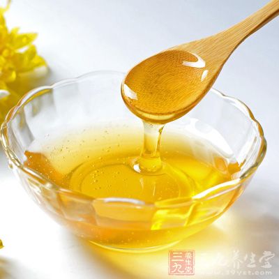沒有加工的蜂蜜在搖動時容易出現沫 沒有加工的蜂蜜在搖動時容易出現沫