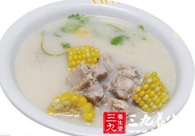 排骨湯除了含蛋白質、脂肪、維生素外，還含有大量磷酸鈣、骨膠原、骨黏蛋白等