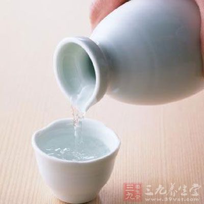 大蒜與燒酒同屬辛辣，刺激性食物，同食容易上火