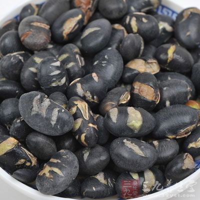 黑豆味甘、性平,含有豐富的蛋白質、胡蘿卜素、維生素B1、維生素B2、煙酸等營養物質 黑豆味甘、性平,含有豐富的蛋白質、胡蘿卜素、維生素B1、維生素B2、煙酸等營養物質