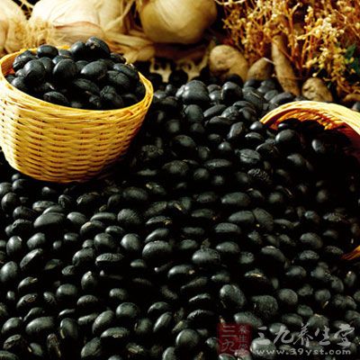 黑豆裡含有皂角素,這個東西易刺激胃腸道 黑豆裡含有皂角素,這個東西易刺激胃腸道