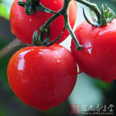 含有有益元素豐富的水果:蘋果，小西紅柿