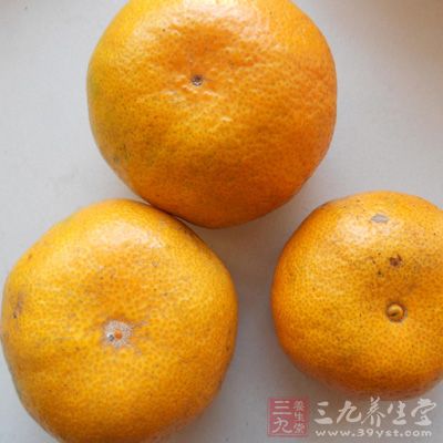 橘汁含有大量糖分和有機酸，空腹時吃橘子，會刺激胃腸黏膜，使胃腸脹泛酸