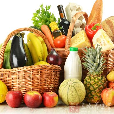 要多吃些含維生素的食物，如綠色蔬菜、胡蘿卜、西紅柿、菠菜