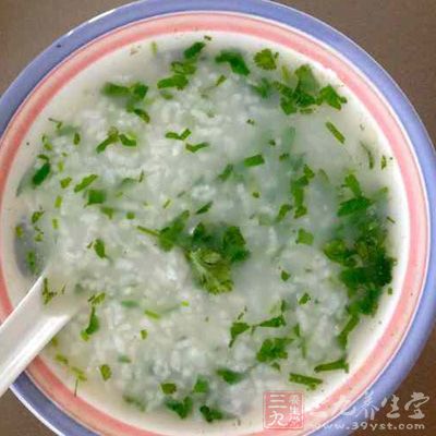 金錢草粥作用：清熱祛濕，利膽退黃;適用於濕熱蘊積於肝膽