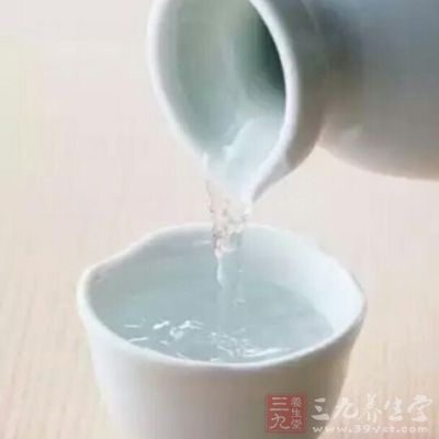 酒裡面含有的成分很多，其中最重要的就是乙醇，當酒精進入人體後，會經過肝髒的分解轉化後才能順利的排出體外