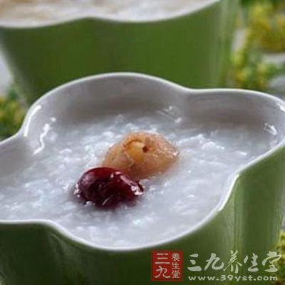 將大棗、山藥及蓮子洗淨與大米同煮為粥