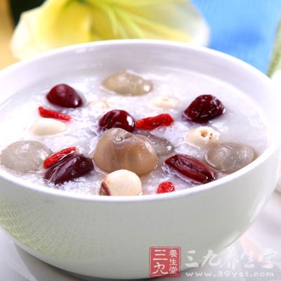 將大棗、龍眼肉及蓮子洗淨後加水適量煮爛