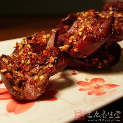 燒烤食物中還存在另一種致癌物質——亞硝胺。肉串烤制前的腌制環節容易產生亞硝胺 22