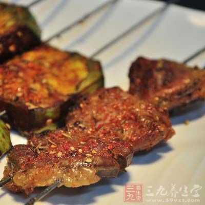 把羊腰子放入大一些的盆裡,放入雞蛋(整個生的)和適量的料酒 4