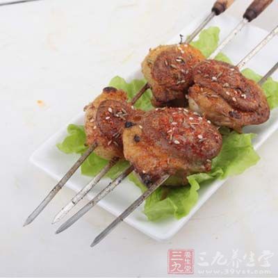 等羊腰子上色拌勻後,再放入適量的五香面、鹽、雞精、孜然面調勻 6