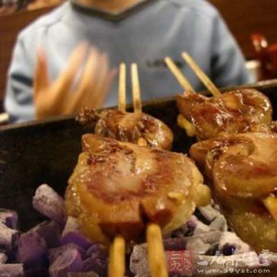 豬、牛、羊的肝、腎髒裡面都含有重金屬镉和鉛,這些成分攝入多了也會損傷腎髒功能 2