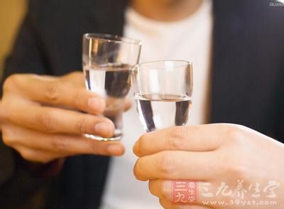 酒精中的亞硝胺可使肝脂變性和致癌。因此，肝炎病人應滴酒不沾，以免肝髒受損