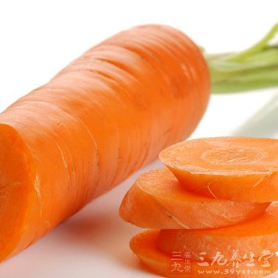 胡蘿卜性微溫，味甘、辛，富含維生素A原(胡蘿卜素)，亦含揮發油