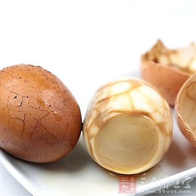 等蛋煮熟後，即可將蛋撈起並迅速浸入冷水中，蛋殼才會比較好剝