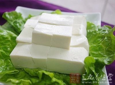豆腐中的鈣與蔥中的草酸，會結合成白色沉澱物——草酸鈣，同樣造成人體對鈣的吸收困難