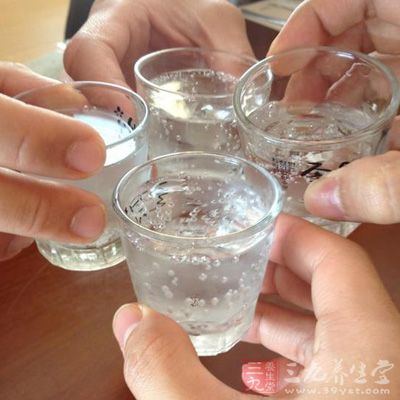 因為白酒、汽水同飲後會很快使酒精在全身揮發，並生產大量的二氧化碳
