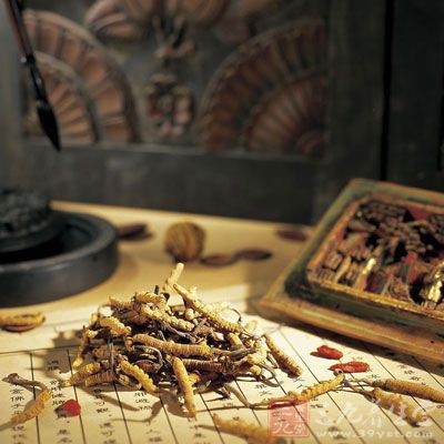 中藥也有副作用中藥大部分是天然藥物，有效成分比較復雜
