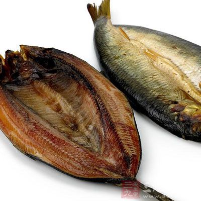不得與含酪胺的食物同時服用，如腌魚