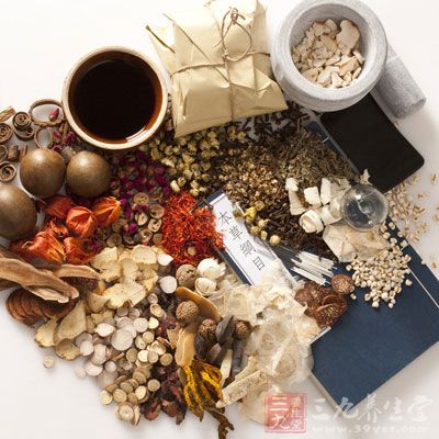 藥入鍋煎熬以前，先用水沖洗一下，去掉塵土和非藥的雜物，達到清潔的目的