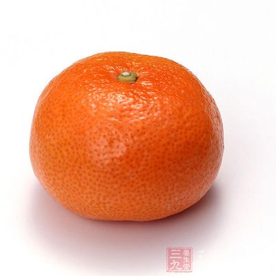 橘子性寒,吃了會咳的更利害。如果感冒想吃橘子,可以將整顆橘子烤熱後吃 橘子性寒,吃了會咳的更利害。如果感冒想吃橘子,可以將整顆橘子烤熱後吃