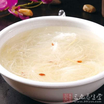 姜絲蘿卜湯:姜絲25克,蘿卜50克切片,加水500毫升,煮15分鐘,加紅糖適量 姜絲蘿卜湯:姜絲25克,蘿卜50克切片,加水500毫升,煮15分鐘,加紅糖適量