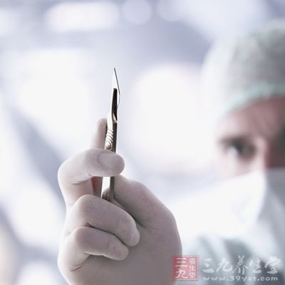 如果患者傷口較大，建議手術縫合傷口