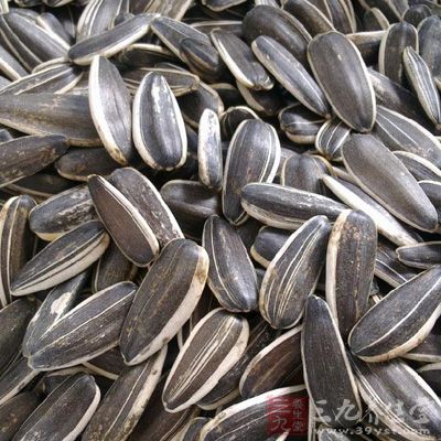 避免油膩和含脂肪高的食物，如油炸食品及瓜子、花生