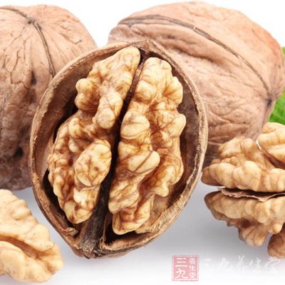 像花生、核桃、芝麻、瓜子等，這類食物中所含有的脂肪也非常多