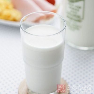 喝牛奶也有很多誤區，有人愛喝濃濃的、涼涼的、與巧克力同食等，這些喝法反而會引起上火、腸胃不適等症狀