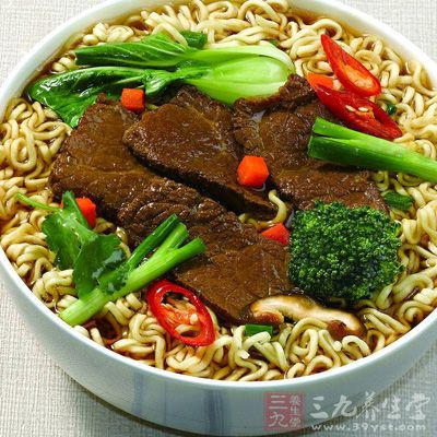 泡面最好的吃法是煮著吃,很多小伙伴喜歡干吃 泡面最好的吃法是煮著吃,很多小伙伴喜歡干吃