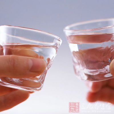 不宜飲酒，酒精能使血脂發生波動