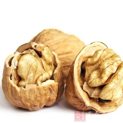 核桃的吃法很多,除了直接敲開吃以外 核桃的吃法很多,除了直接敲開吃以外