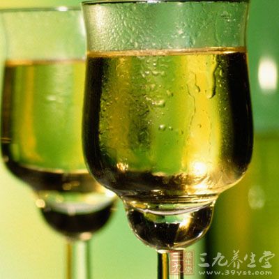 酒精的解毒主要是在肝髒內進行的,大約90%~95%的酒精都要通過肝髒代謝 酒精的解毒主要是在肝髒內進行的,大約90%~95%的酒精都要通過肝髒代謝