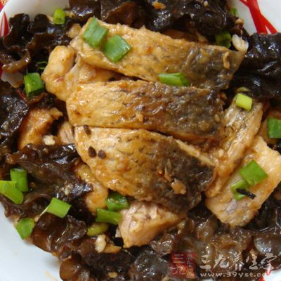 魚腥類的食物是絕對不能讓寶寶在咳嗽期間食用的,這類食物會使感冒咳嗽的情況加重 魚腥類的食物是絕對不能讓寶寶在咳嗽期間食用的,這類食物會使感冒咳嗽的情況加重
