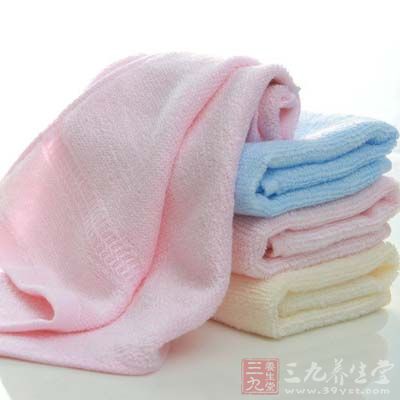 然後迅速將毛巾、衣服、手帕等柔軟的東西墊到患兒的頭下,解開其上衣領扣 然後迅速將毛巾、衣服、手帕等柔軟的東西墊到患兒的頭下,解開其上衣領扣