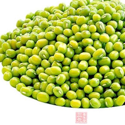  綠豆富含維生素B族、葡萄糖、蛋白質、澱粉酶、氧化酶、鐵、鈣、磷等多種成分